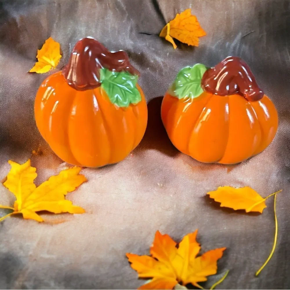Set of 2 Pumpkin l Salt & Pepper Shakers l Fall l Home, Kitchen Accessories EUC
